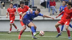 Gabri (19), del Barbads, intenta controlar el baln defendido por un jugador del Somozas.