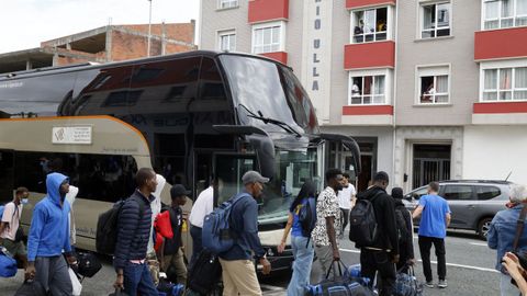 Llegada este viernes a Monterroso de 20 refugiados, que se suman a los otros cien que llegaron el jueves