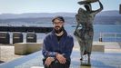 Roel, ante la escultura «A rianxeira» de Buciños, en Rianxo, donde este jueves presenta su libro «Los cuadernos perdidos de Robert Walser», premio de poesía Loewe y que publica Visor.