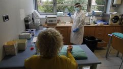 Una paciente en una consulta del centro de salud de Monforte, esta pasada primavera.