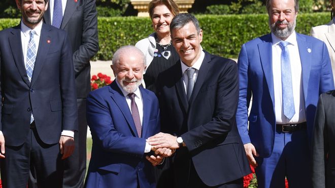 Lula da Silva y Pedro S&aacute;nchez en la foto de familia de la cumbre