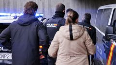 Momento en el que la polic�a entra con el detenido en el juzgado de guardia