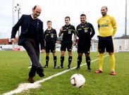 Rafael Louz�n, durante el saque de honor de un partido entre el Vilalonga y el Sanxenxo. 