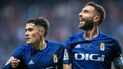 Hugo Rama y Borja Bast�n celebran el gol del Oviedo al Mirand�s