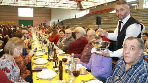 Codillo.M�s de 1.050 comensales se citaron en la Festa do Codillo