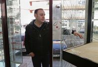 La entrada de la Joyer�a Ramos, con los cristales blindados completamente destrozados. 