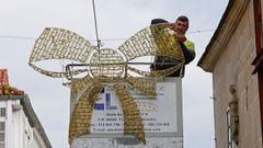 Instalaci�n de decoraci�n de Navidad en las calles de la ciudad el a�o pasado