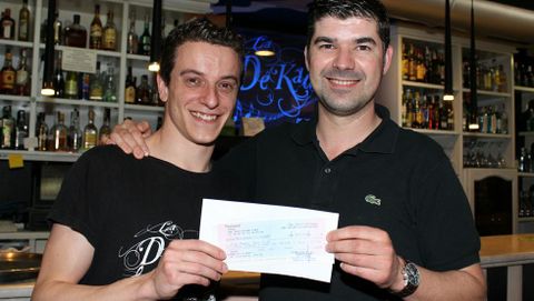 Los dos premiados recibieron sendos cheques por 187 y 190 euros.