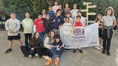 Alumnos de sexto del CEIP de Tarr�o que participan en el proyecto europeo, junto al �rbol en el que han incluido los otros centros participantes y apuntado la distancia que los separa.