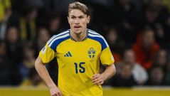 El jugador del Celta Carl Starfelt, durante el Suecia-Eslovenia de este martes.