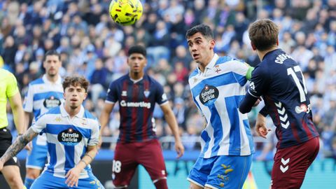 Diego Villares mira a bal�n para controlarlo durante el encuentro ante el Eibar