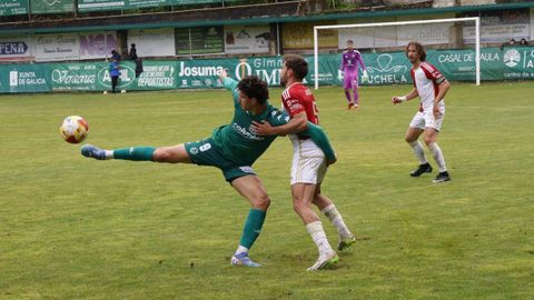 Nacho Ram&oacute;n intenta alcanzar un bal&oacute;n en el duelo de Espi&ntilde;edo