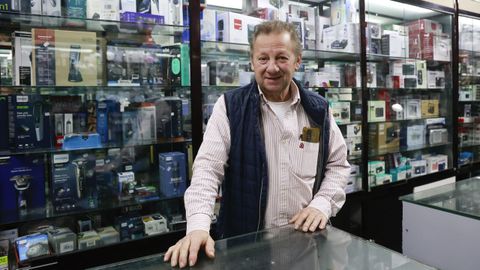 apagon.Pepe Gajino, con�las radios de pilas que vende en Comercial Lagares