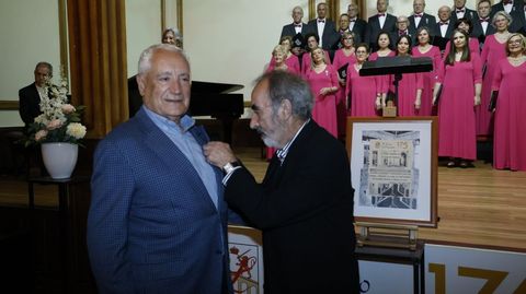 Xabier Casares coloca la insignia de oro del Liceo a Francisco N�voa.