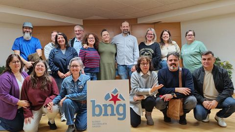 Olaia Ledo, acompaada pola plana maior do BNG comarcal