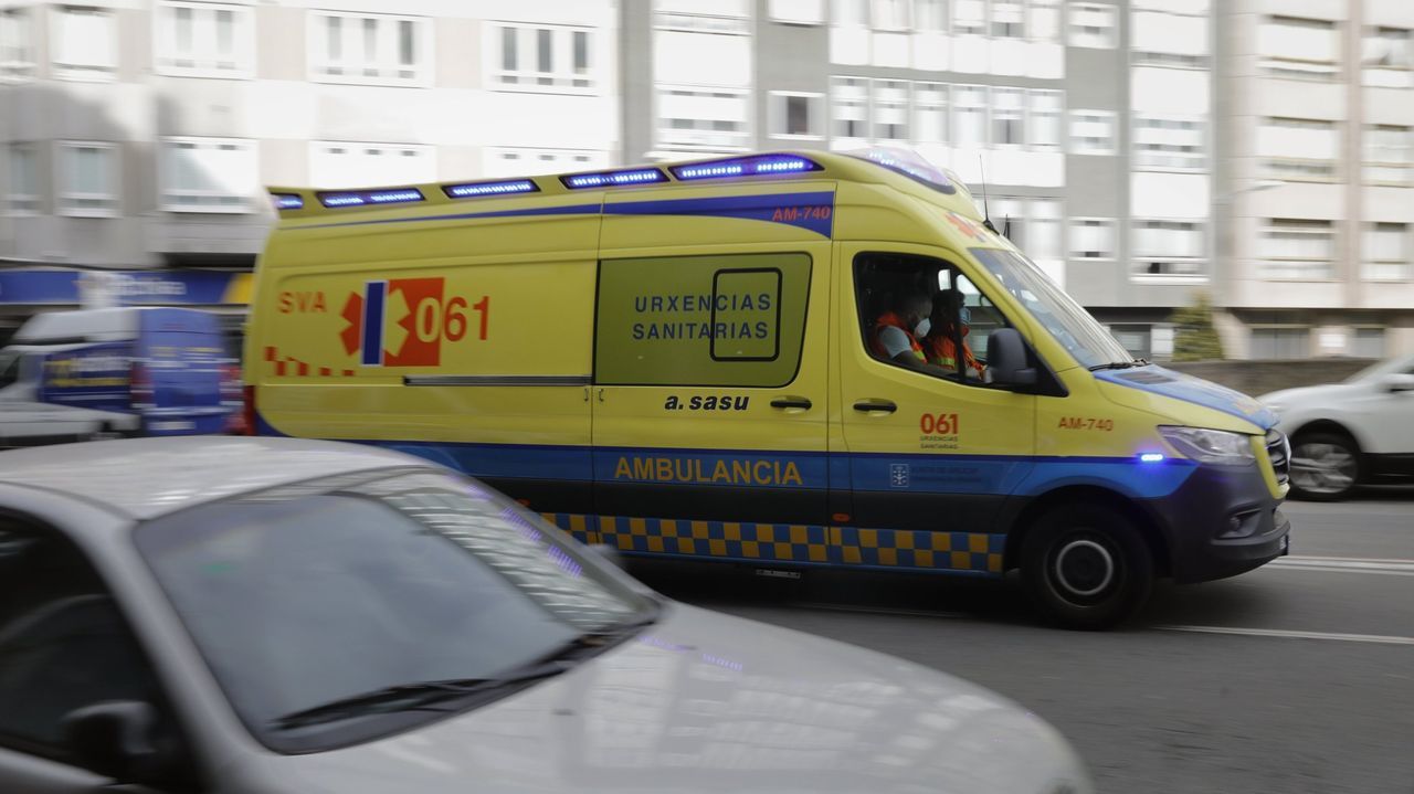 Tres heridos leves en una colisión entre dos coches en Oleiros