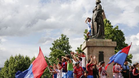 �Celebraste el ascenso de la UD Ourense?.La fiesta comenz� en Meis y se traslad� a la fuente de Concepci�n Arenal