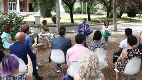 El presidente del Gobierno, Pedro Snchez, con representantes de la Asamblea Ciudadana para el Clima, en los jardines de la Moncloa.