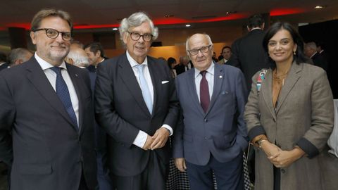 De izquierda a derecha: el director de Relaciones Institucionales del Banco Sabadell, Adolfo García-Ciaño, el presidente de la Confederación de Empresarios de Galicia, Juan Vieites, el presidente de APE Galicia, José Ramon Caldas y la integrante de APE Galicia, Silvia Crespo, en los Encuentros en el Eo, celebrados en Viveiro