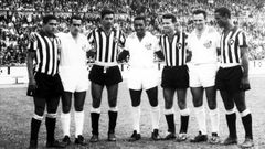 De izquierda a derecha: Garrincha, Zito, Nilton Santos, Pel�, Zagallo, Pepe y Did� posando durante la disputa de la final del Teresa Herrera entre el Santos y el Botafogo en 1959. Todos ellos hab�an sido campeones del mundo un a�o antes en el Mundial disputado en Suecia. 