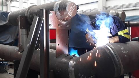 Un�empleado realiza trabajos de soldadura en Montajes Tubacer