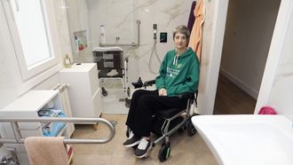 Susana Seoane, paciente con ELA, en el ba�o adaptado de su casa.