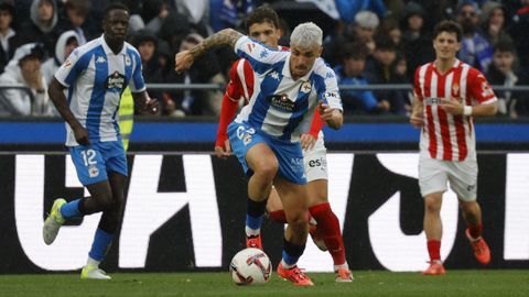Ximo Navarro se escapa de un contrario en el Dépor-Sporting de la última temporada