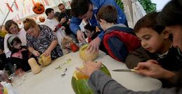 Muchas personas participaron en las celebraciones a pesar del mal tiempo.