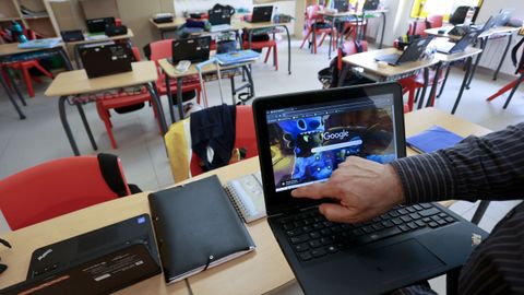 Un aula del Sagrado Corazn de Lugo, ayer, con ordenadores que abandonarn el prximo curso