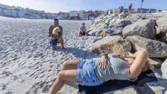 Gente aprovechando la tarde soleada de ayer y en pleno disfrute de las buenas condiciones de la playa de Laxe