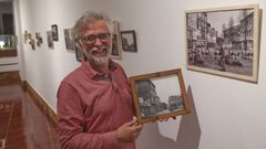 El periodista Carlos Agull� en su exposici�n fotogr�fica sobre Canido, que se inaugura este viernes