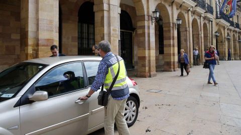 Agentes de la UDEF, tras registrar el Ayuntamiento de Oviedo