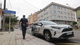 Un agente de la Polica Local de A Laracha trabajando en la maana de ayer.