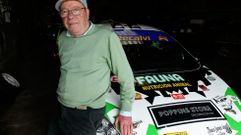 Jos� Manuel Pazos, conocido como Pepe de Mieres, junto al Ford Fiesta con el que competir� esta semana.