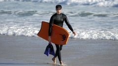 Kevin Sanz, en la playa ribeirense de Ladeira, con su tabla de bodysurf.