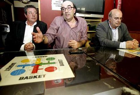 Jos� Mar�a Castellano, Luis Castro y Braulio Gonz�lez, durante la rueda de prensa.