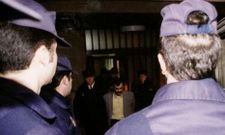 Unos agentes llevan detenido a Manuel Varela, en 1994.