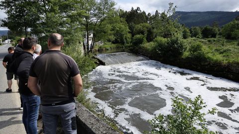 En imagen de archivo, las primeras horas del vertido de purín, que se originó en una granja porcina de O Viveiró (Muras), a la altura de la ETAP de Viveiro
