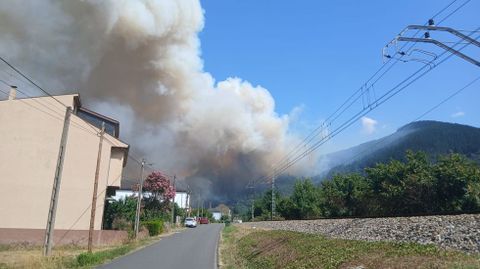 Aspecto que presentaba a primera hora de la tarde del domingo el incendio de Ribas de Sil