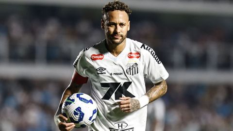 Neymar, con el balón durante un partido del Santos brasileño.