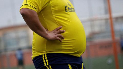 Hombre con sobrepeso en un partido de f�tbol en M�xico