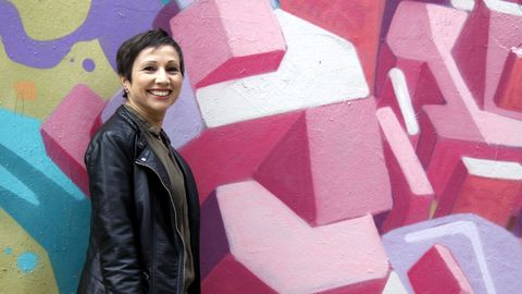 Yolanda Huergo, junto a un grafiti de su barrio de Laviada