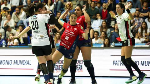 Las jugadoras Aitana Santomé (c) del Godoy Maceira Porriño y Aida Palicio (i) del Mavi Nuevas Tecnologías, durante un momento del partido de balonmano de semifinales de la XXXIX Copa de la Reina de balonmano femenino que enfrenta al Mavi Nuevas Tecnologías y al Godoy Maceira Porriño, disputado esta tarde en el pabellón de Ciudad Jardín de Málaga