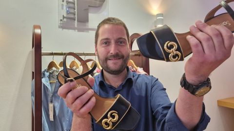 Manuel, propietario de la nueva zapatería Inicial P de Ourense