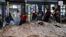 Vecinos de Arganda del Rey  intentan despejar una calle tras la fuerte tormenta de lluvia y granizo
