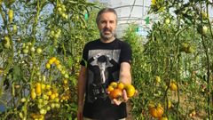 Roberto Couto muestra las variedades aut�ctonas de tomates en su finca de la parroquia compostelana de Ar�ns