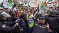 Los antidisturbios disuelven una manifestacin de agricultores en Don Benito (Badajoz)