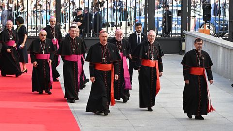 Los obispos, a su llegada al Congreso de los diputados donde el papa Le�n XIV pronuncia este lunes un esperado e hist�rico discurso en las Cortes