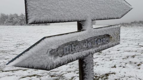 Una seal de trfico cubierta de nieve este lunes por la maana en el acceso al monte Faro (Chantada)