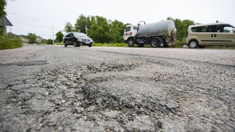 La carretera provincial de Tomeza, la EP-0002, es el acceso de los peregrinos a la ciudad. Fenosa est� reparando el firme tras acometer unas obras de soterramiento de cableado